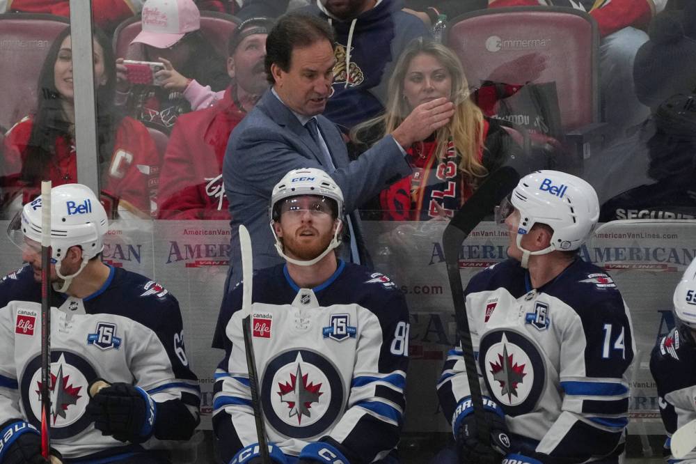 Marta Lavandier / THE ASSOCIATED PRESS FILES
There are no signs that Winnipeg Jets head coach Scott Arniel (back) has lost the room this season.