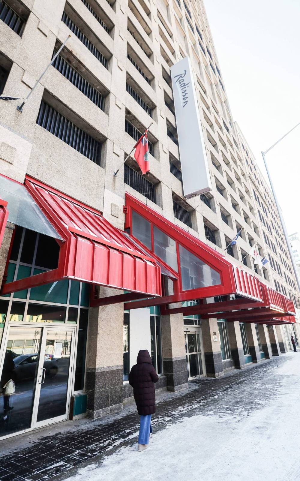 JOHN WOODS / FREE PRESS
Winnipeg Police Service arrested a man near the intersection of Portage Avenue and Smith Street after he threatened a security guard when he was asked to leave the vestibule of the Radisson Hotel.