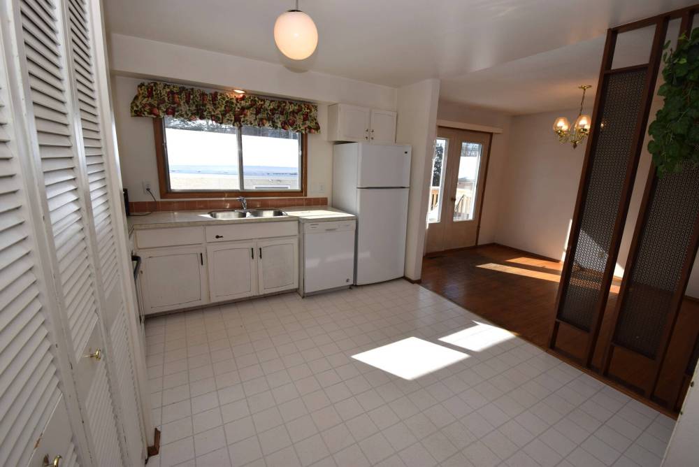Todd Lewys / Free Press
Space and light abound in the well-positioned eat-in kitchen.