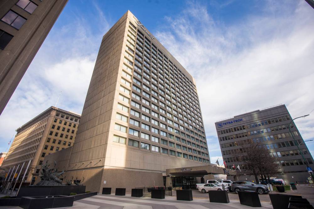 MIKAELA MACKENZIE / FREE PRESS FILES
The Fairmont Winnipeg hotel will be closed from July 1 until spring of 2027 while it undergoes a complete remodelling of all 340 guest rooms, the Fairmont Gold lounge, the top-floor indoor pool, gym and sauna.