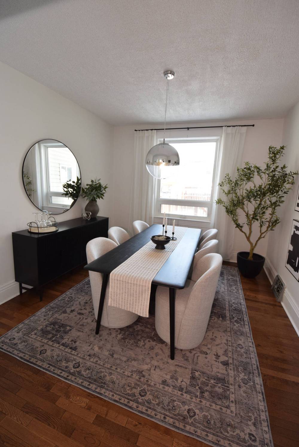 TODD LEWYS / FREE PRESS
Natural light and style radiate through the pleasingly spacious dining area, situated mere steps from the kitchen.