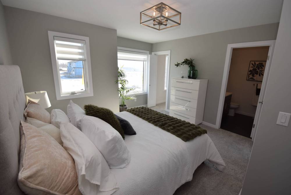 TODD LEWYS / FREE PRESS
Tucked away neatly from the kids’ bedrooms, the light-filled primary bedroom is a well-appointed retreat.
