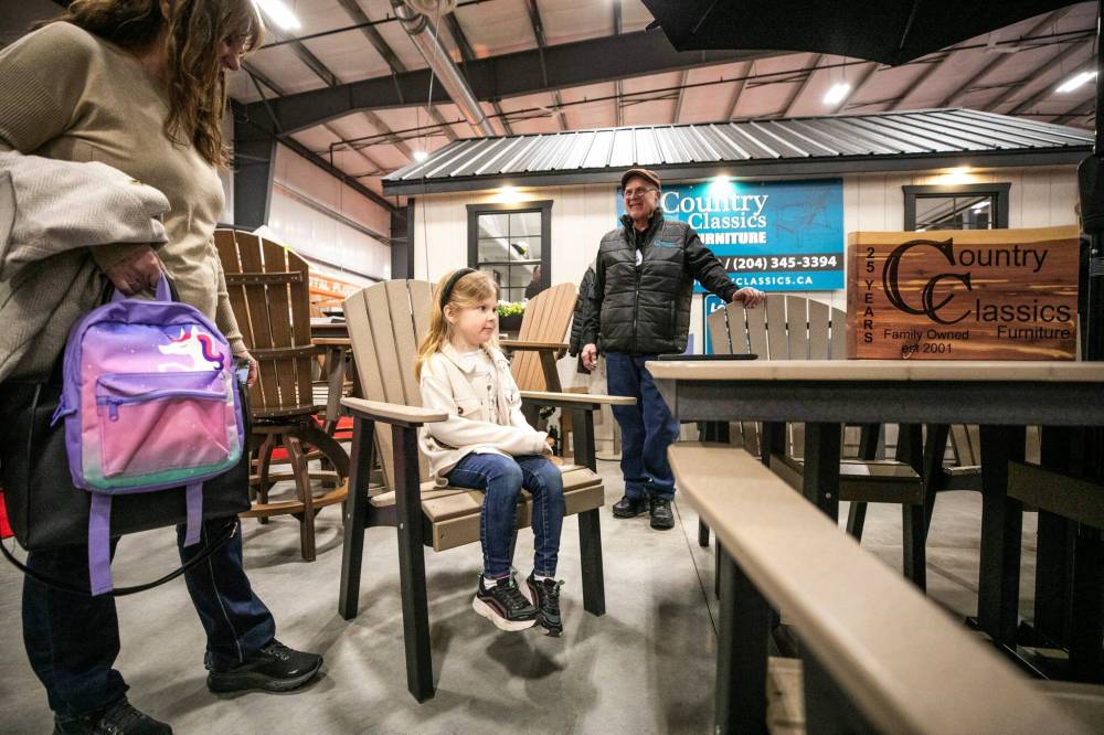 MIKAELA MACKENZIE / FREE PRESS
Aubree Smith, 6, checks out the chairs at Country Classic Furniture as grandmother Jocelyne Poirier and furniture maker Don Kroker talk.