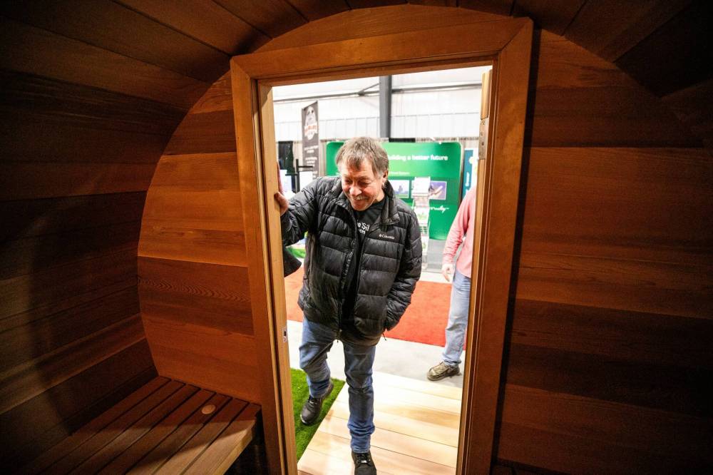 MIKAELA MACKENZIE / FREE PRESS
Darren Ernest checks out a display at the Northern Lights Hot Tubs & Saunas booth.