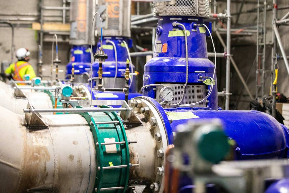 MIKAELA MACKENZIE / FREE PRESS FILES
The city's upgrade to the treatment plant is designed to greatly expand sewage capacity and significantly reduce algae-promoting nutrients that flow out of the plant into the Red River and end up in Lake Winnipeg.