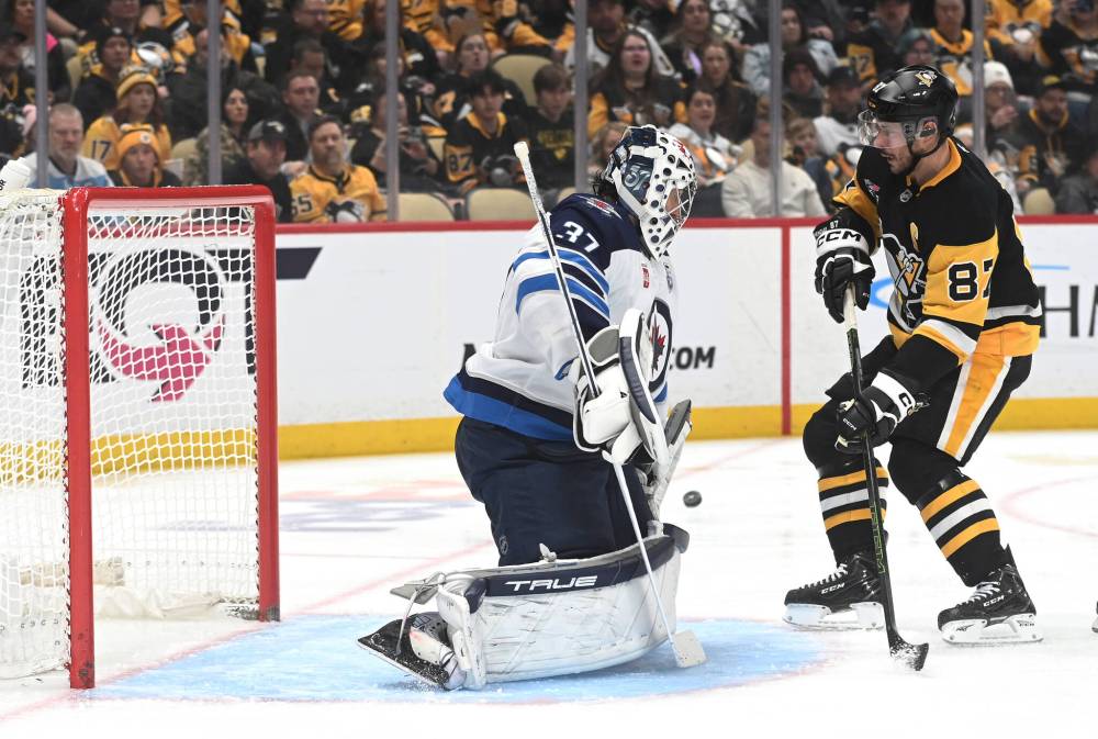 PHILIP G. PAVELY / THE ASSOCIATED PRESS
Pittsburgh Penguins centre Sidney Crosby (87) pressures Winnipeg Jets goalie Connor Hellebuyck (37) during the second period Saturday in Pittsburgh.