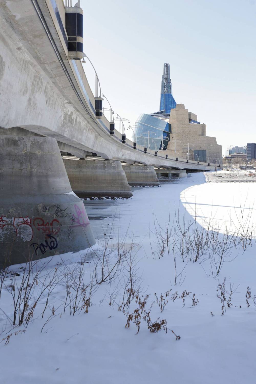 RUTH BON-NEVILLE / WINNIPEG FREE PRESS FILES
The Esplanade Bridge and the CMHR.