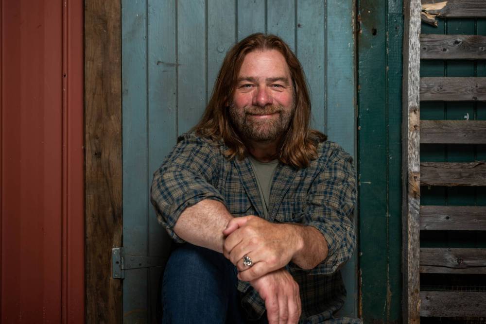 HEATHER OGG PHOTOGRAPHY / THE CANADIAN PRESS
Newfoundland and Labrador’s Alan Doyle, formerly one-third of the band Great Big Sea, played in Winnipeg last week and shared his thoughts on the city’s heritage buildings while walking around downtown in a video he posted online.