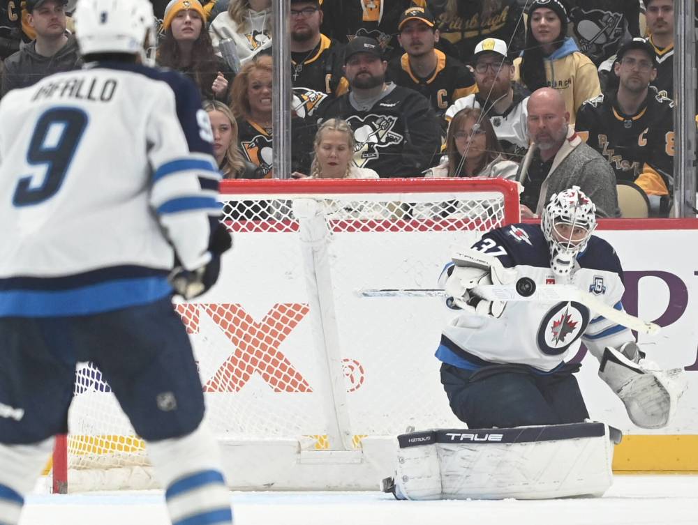 PHILIP G. PAVELY / THE ASSOCIATED PRESS
Winnipeg Jets starting goaltender Connor Hellebuyck (right) has allowed 13 goals in the past three games.