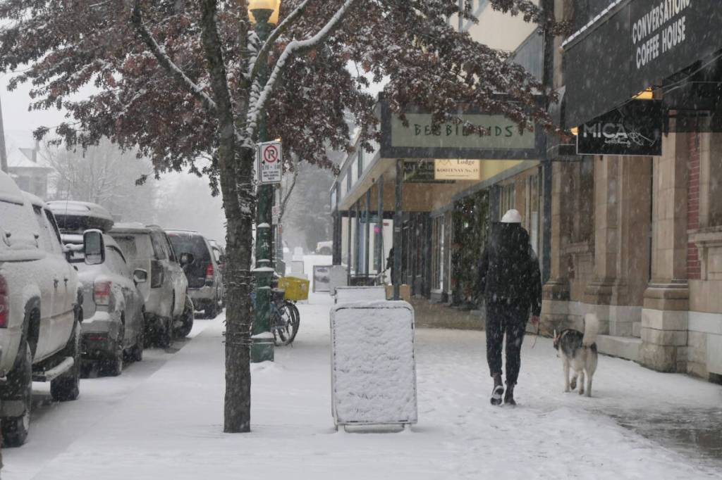 Revelstoke&rsquo;s Mackenzie Avenue pictured during snowfall on Jan. 30, 2025, a weather event which the federal government&rsquo;s Weatheradio service would&rsquo;ve advised residents about. (Evert Lindquist/Revelstoke Review)
