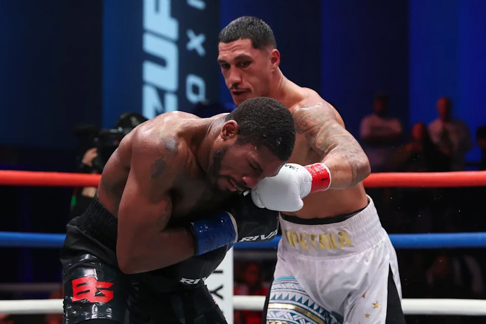 Opetaia (right) during his easy points win over Brandon Glanton (Zuffa Boxing)