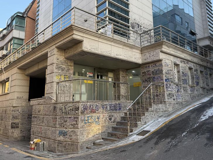 The former BigHit Music headquarters in Nonhyeon-dong, Gangnam District, Seoul / Korea Times photo by Pyo Kyung-min