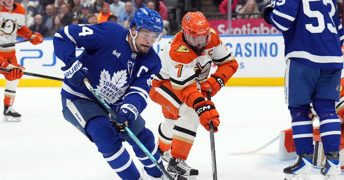Toronto Maple Leafs top Ducks to end winless streak; Auston Matthews injured after knee-on-knee hit