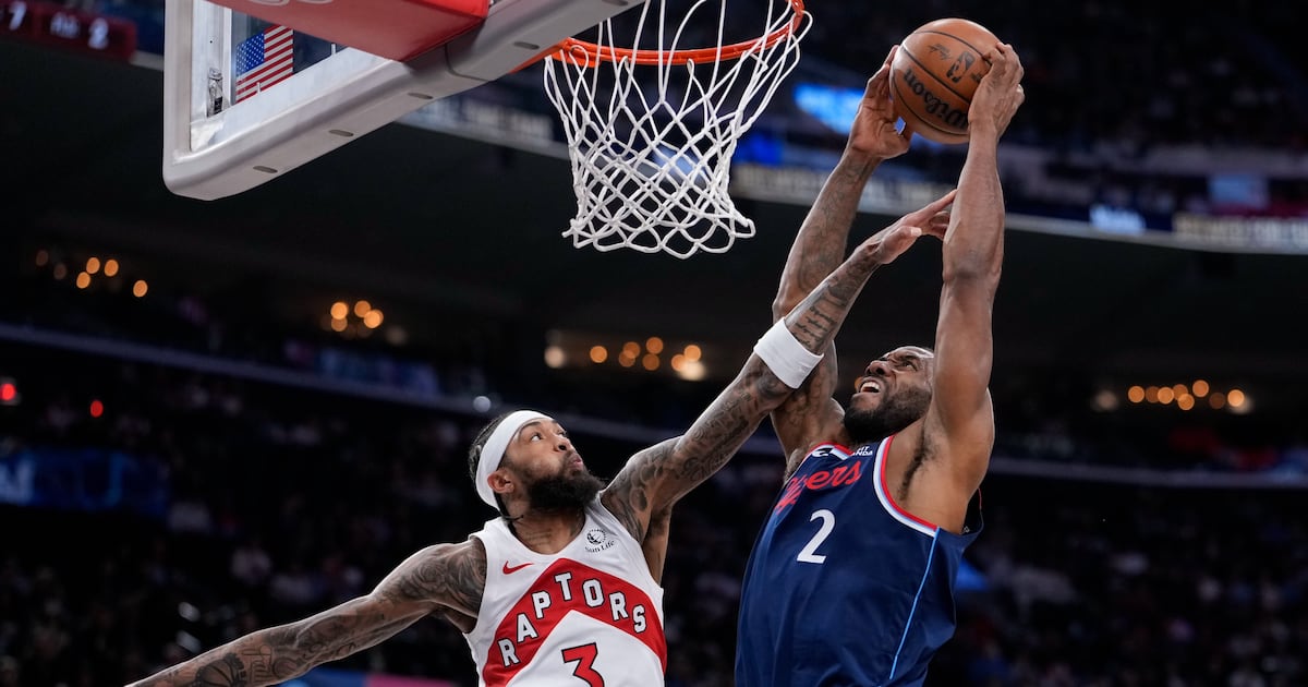 Kawhi Leonard scores 27 as the Los Angeles Clippers beat the Toronto Raptors