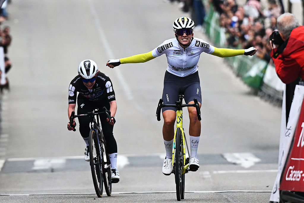 JARAIZ DE LA VERA, SPAIN - MARCH 08: Mackenzie Coupland of Australia and Team Liv AlUla Jayco - White Best Young Rider Jersey celebrates at finish line as stage winner during the 4th Vuelta Extremadura Feminas 2026, Stage 3 a 139.4km stage from Jerte to Jaraiz de la Vera on March 08, 2026 in Jaraiz de la Vera, Spain. (Photo by Antonio Baixauli/Getty Images)