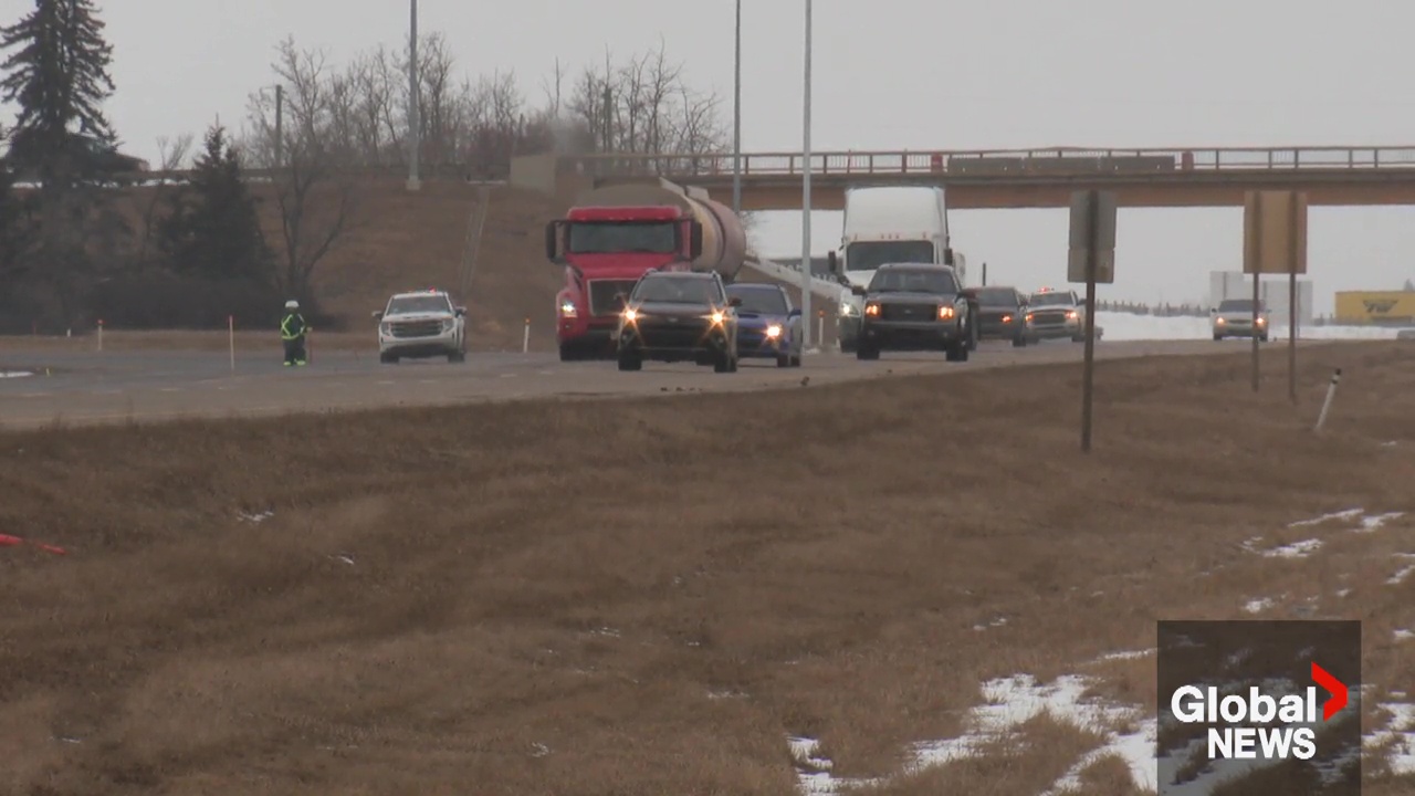 Click to play video: 'Man killed in drive-by shooting on QEII near Leduc, RCMP searching for suspect truck'