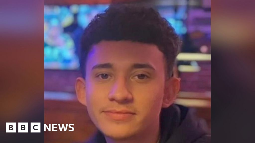 Ruben Ray Martinez: Footage shows US citizen shot by ICE agent in Texas traffic stop - BBC