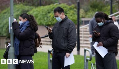 Kent university students to be offered vaccine in meningitis outbreak - BBC