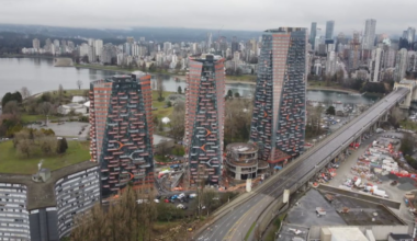 Burrard Street Bridge closes for Sen̓áḵw crane removal - CTV News