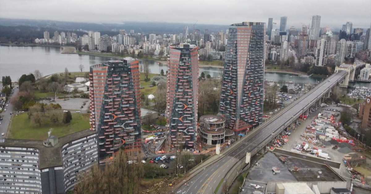 Burrard Street Bridge closes for Sen̓áḵw crane removal - CTV News