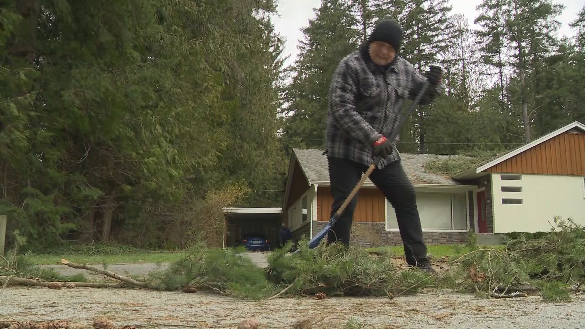 Click to play video: 'Powerful wind storm knocks out power, closes highway'