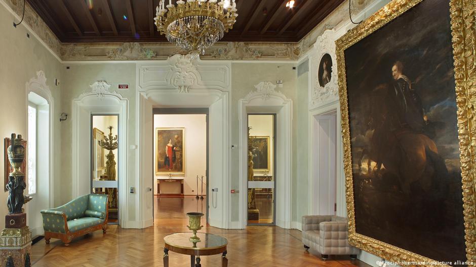 Thieves steal masterpieces in under 3 minutes