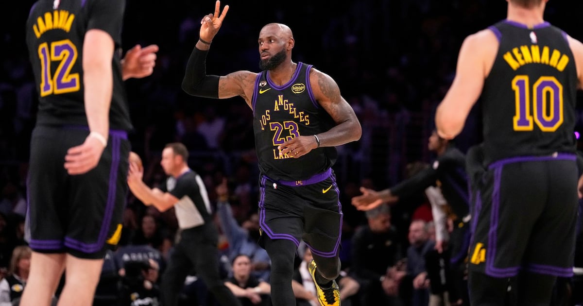 Luka Doncic scores 27 points as Los Angeles Lakers rally past New Orleans Pelicans