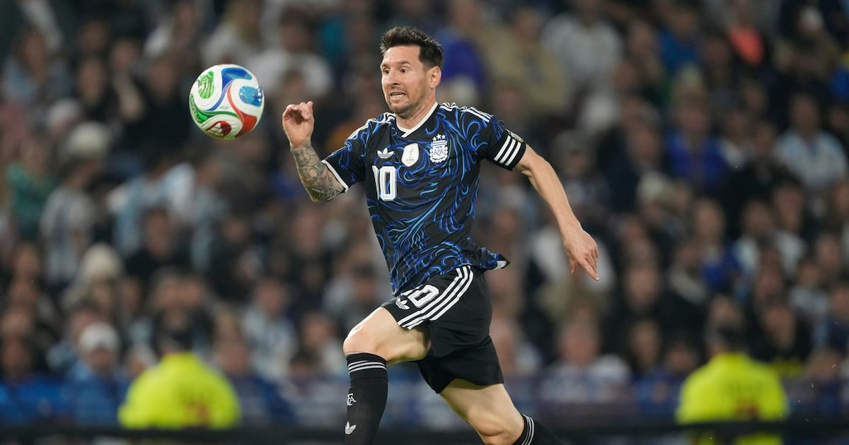 Argentina beats Mauritania as fans roar for Messi to chase a sixth World Cup