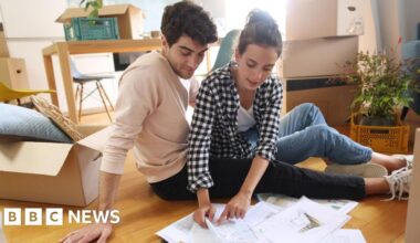 Low-deposit mortgage deals hit as rates continue to soar - BBC