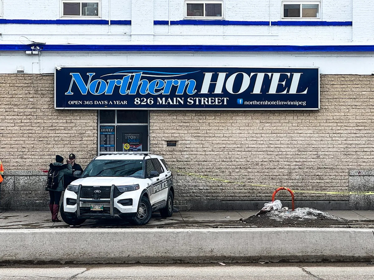 Man in hospital after stabbing on Winnipeg’s Main Street