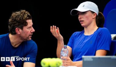 Iga Swiatek of Poland talks to coach Wim Fissette