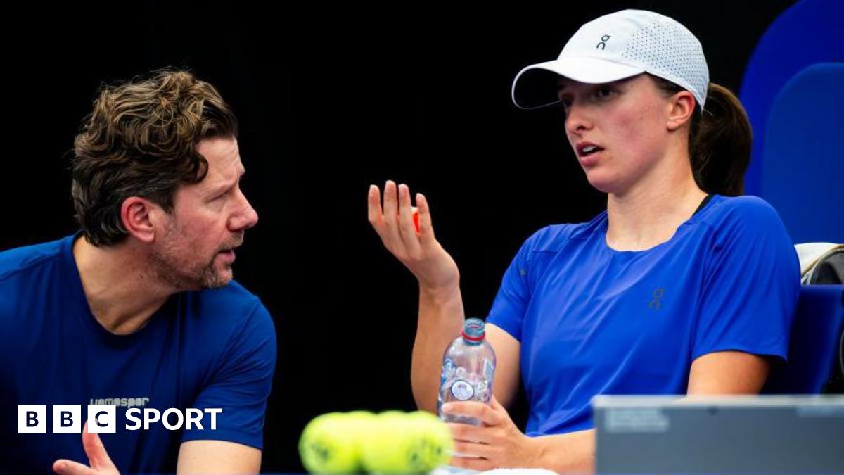 Iga Swiatek of Poland talks to coach Wim Fissette