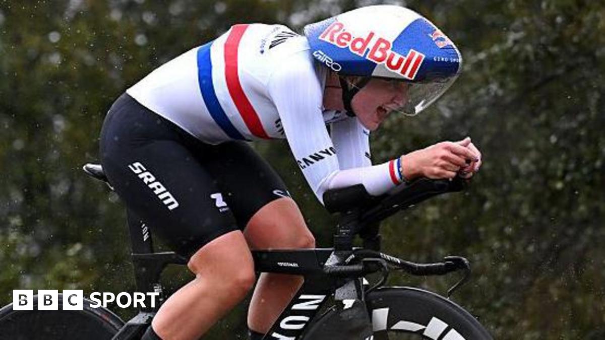 Zoe Backstedt on course in the time trial of the fourth Vuelta Extremadura Feminas