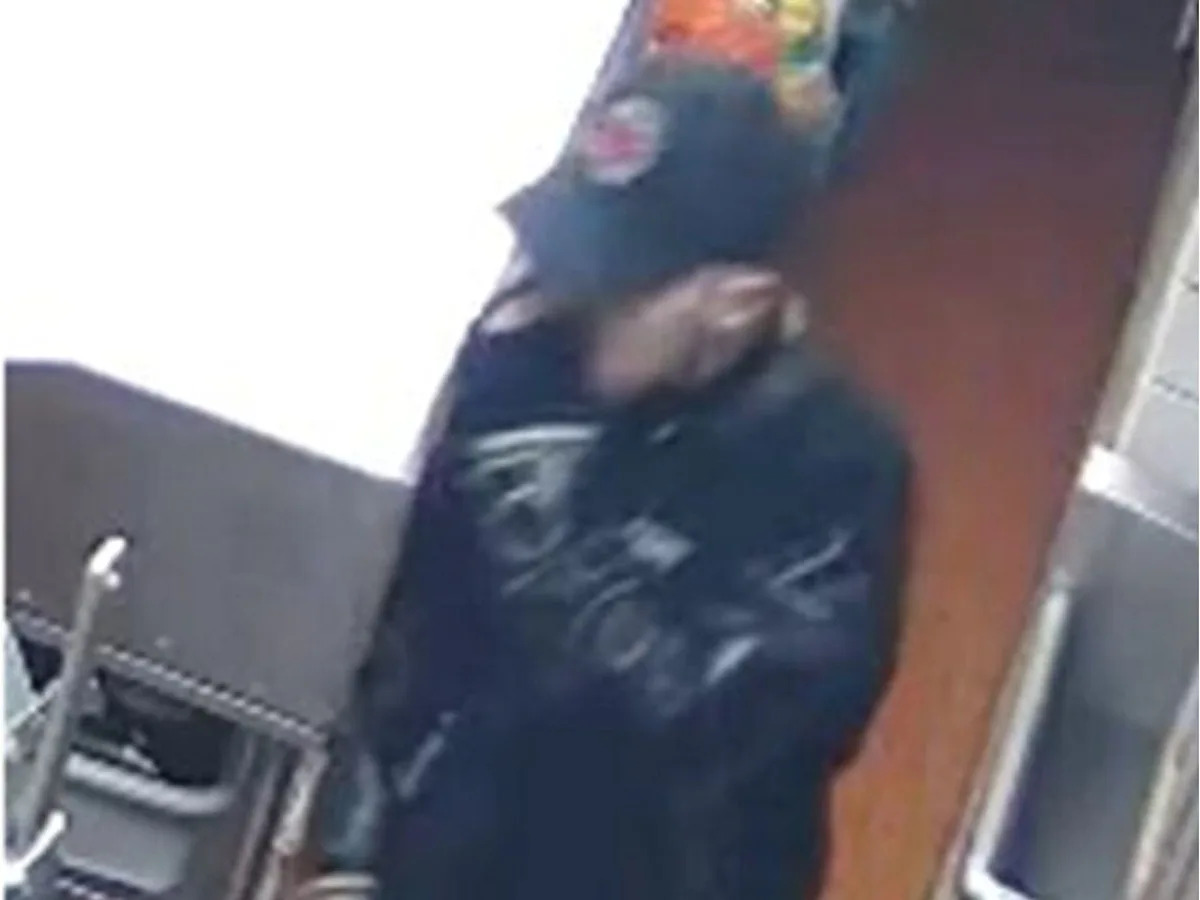 Ottawa police seek to ID suspect after break and enter at Elgin Street restaurant