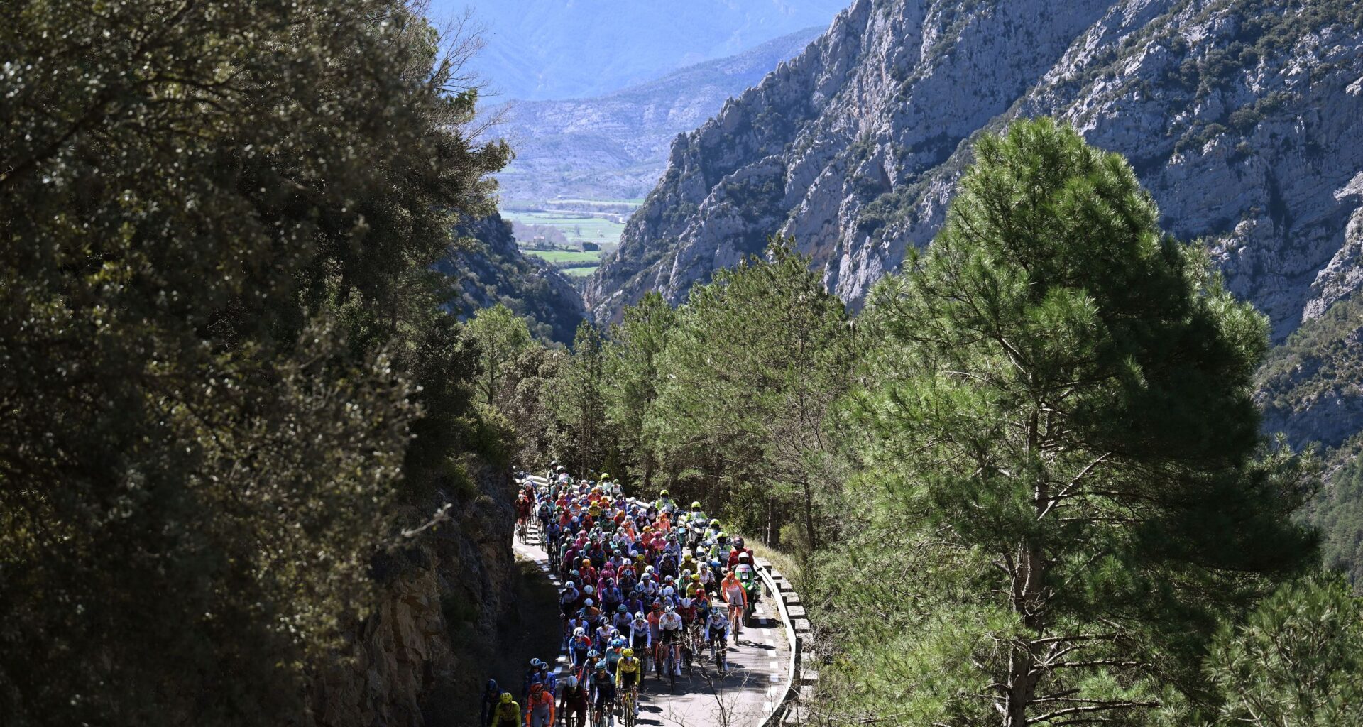 Volta a Catalunya stage 5 LIVE: Five strong riders clear after frantic first climb