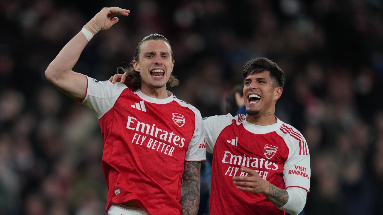 Premier League Roundup: Arsenal nets late goals to stay atop England