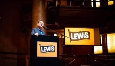 Avi Lewis woos Ottawa crowd with vision for NDP