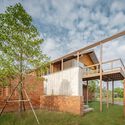 © Witsawarut Kekina Baan SudSaenSuk / BodinChapa Architects - Image 4 of 33