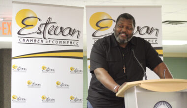 Former CFL lineman Belton Johnson speaks on perseverance at Farm Family event - DiscoverEstevan.com