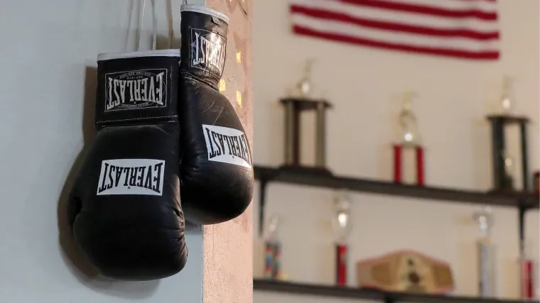Isis Sio, 19-year-old female boxer, placed in medically induced coma after first-round knockout image