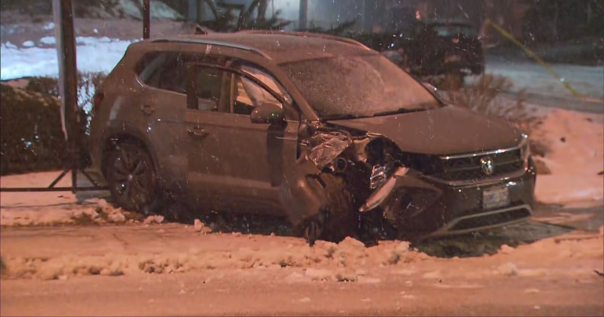 Driver flees after crashing into pole on Bathurst Street