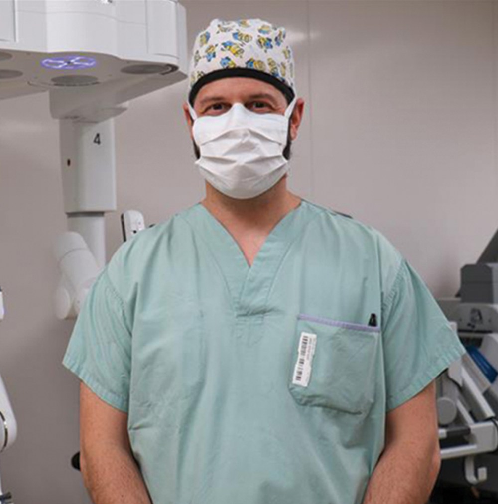 Dr. Alon Altman with the donor-funded da Vinci Xi surgical robot which has been in use at
HSC since September 2024. Patients treated with the robot typically experience less pain and better surgical outcomes. Most patients go home the day after surgery; some even go home the same day.
