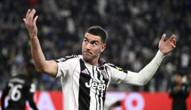 TURIN, ITALY - NOVEMBER 04: Dusan Vlahovic of Juventus reacts during the UEFA Champions League 2025/26 League Phase MD4 match between Juventus and Sporting Clube de Portugal at Juventus Stadium on November 04, 2025 in Turin, Italy. (Photo by Stefano Guidi/Getty Images)