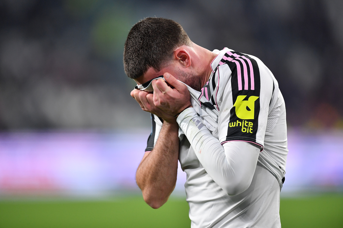 TURIN, ITALY - NOVEMBER 29: Dusan Vlahovic of Juventus FC lies injured during the Serie A match between Juventus FC and Cagliari Calcio at Allianz Stadium on November 29, 2025 in Turin, Italy. (Photo by Valerio Pennicino/Getty Images)