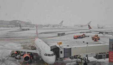snow causes flight delays at toronto pearson airport mississauga.