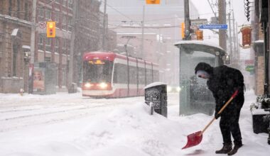 Toronto moves ahead with developing paid sidewalk shovelling program