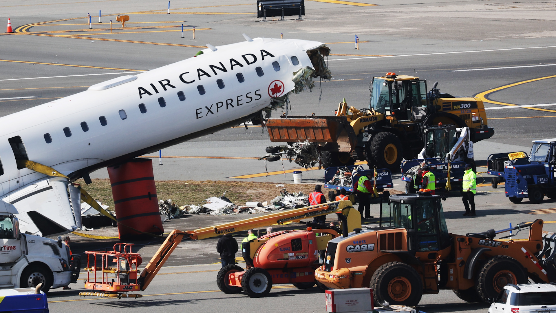 Click to play video: 'Canadian TSB investigators join U.S. counterparts at scene of LaGuardia Airport crash'
