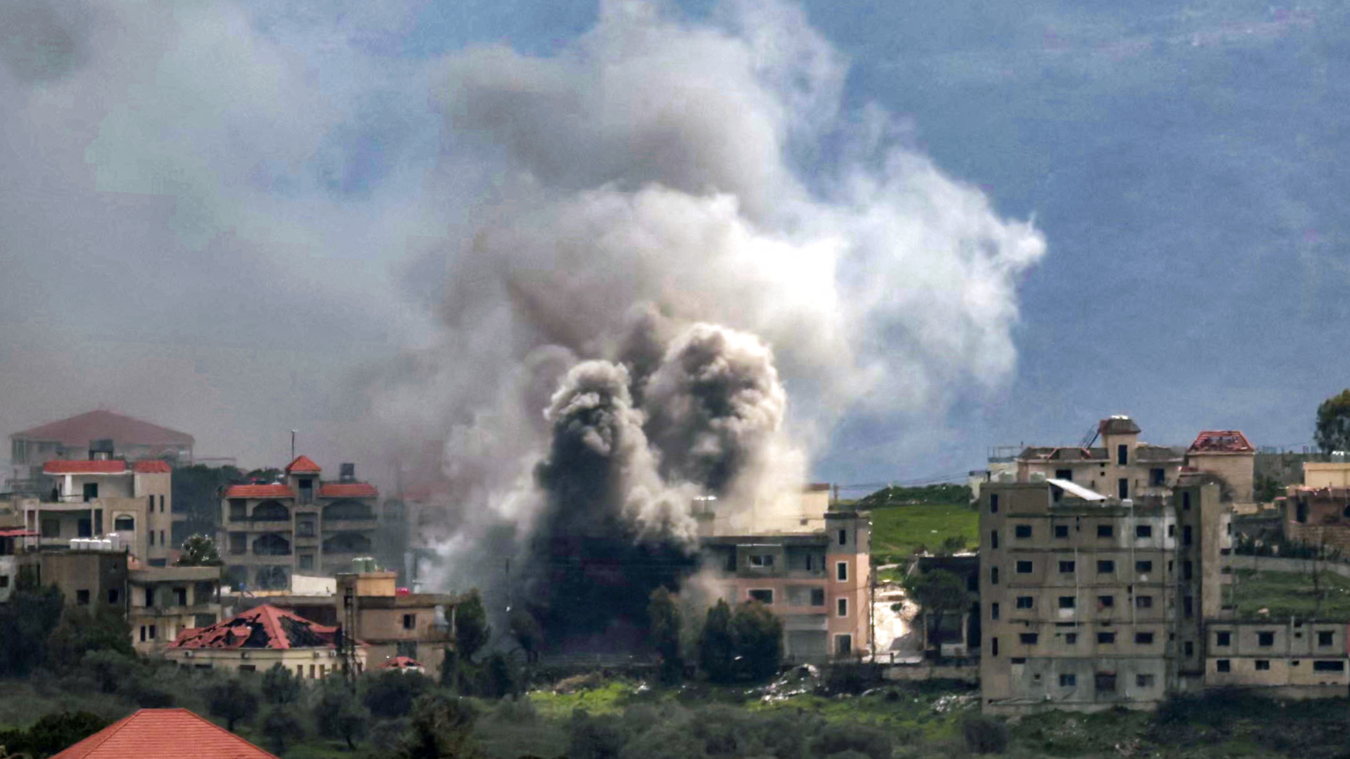 Click to play video: 'Israel intends to seize parts of Lebanon as strikes against Hezbollah intensify, government says'