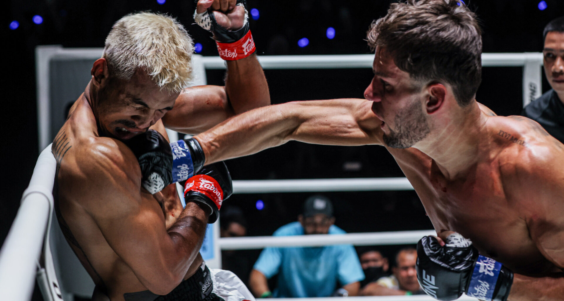 George Jarvis Sinsamut Klinmee ONE FigGeorge Jarvis cracks Sinsamut Klinmee with a punchht Night 41 13