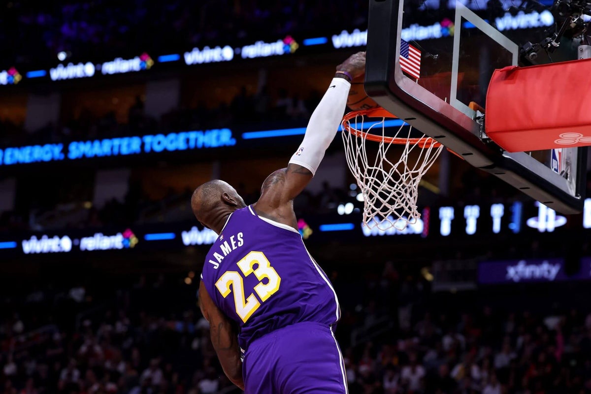 LeBron James just about perfect in red-hot Lakers’ seventh straight win